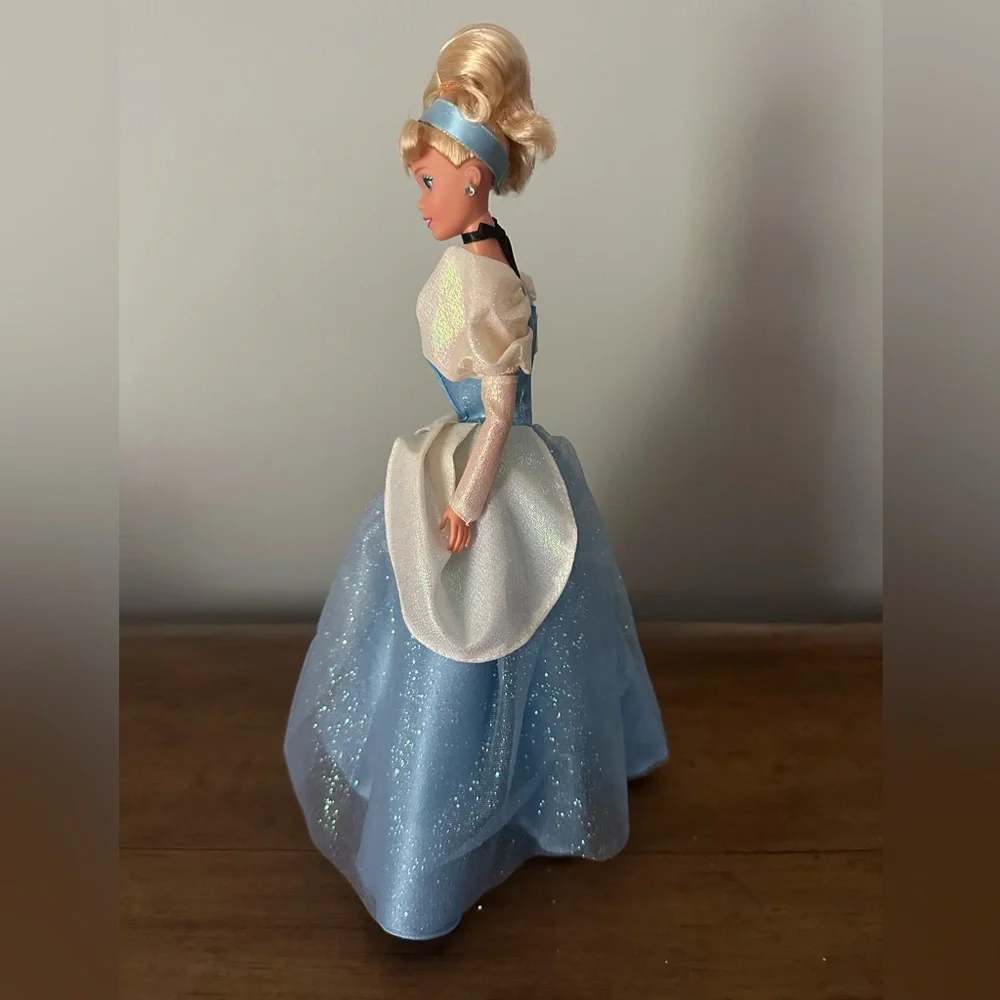 Vtg. Disney Sparkle Eyes Cinderella Barbie, 1995